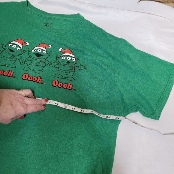 TOY STORY 4 Disney green aliens in Santa hats holiday tee shirt L - Picture 6 of 7